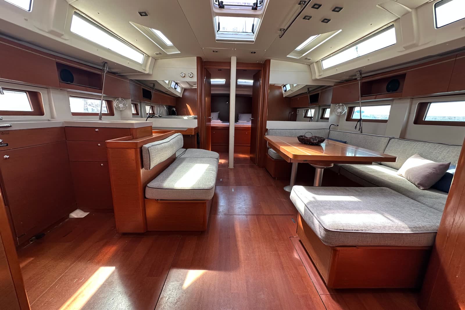 Beneteau Oceanis 51.1, photograph 7