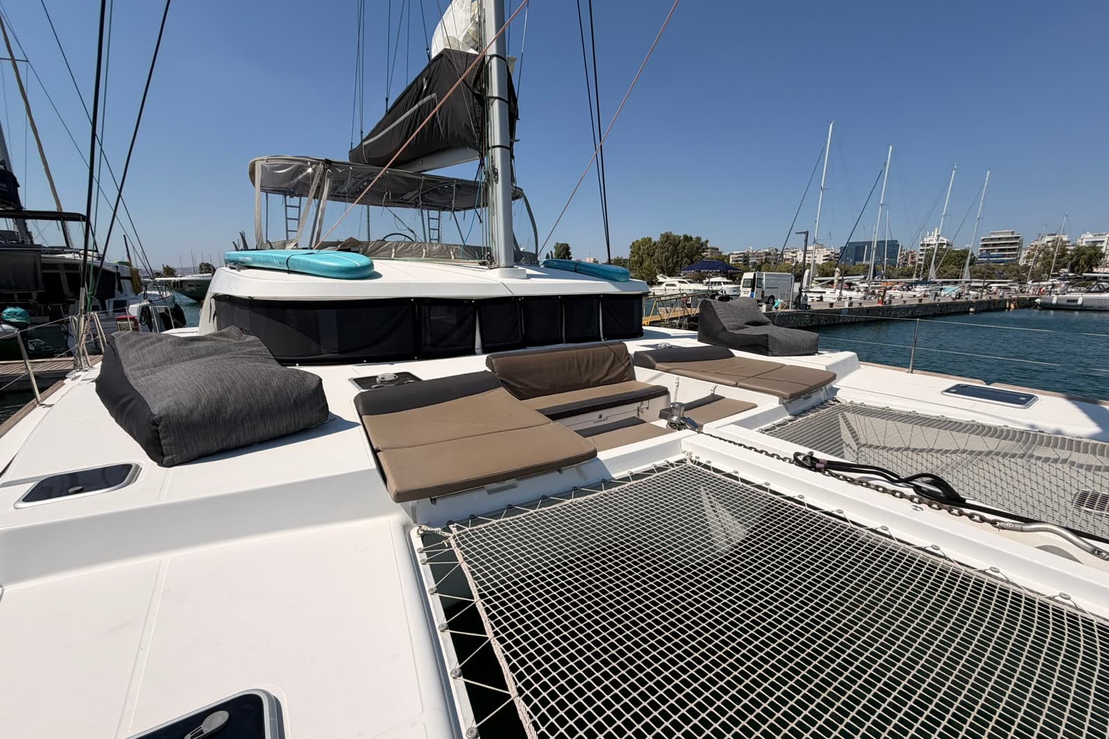 Lagoon 500, photograph 12