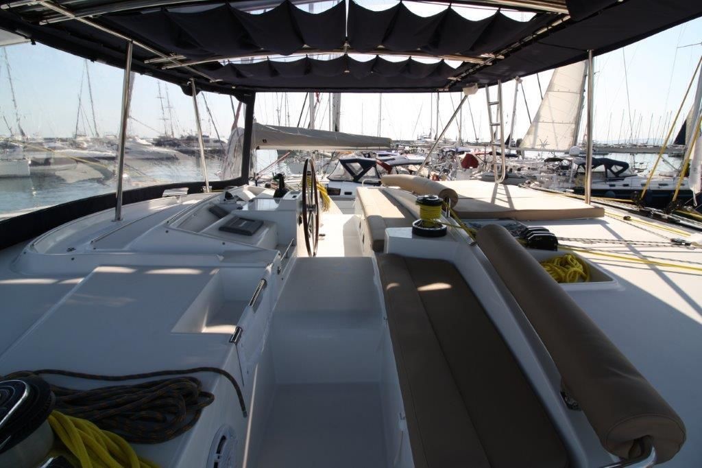 Lagoon 500, photograph 6